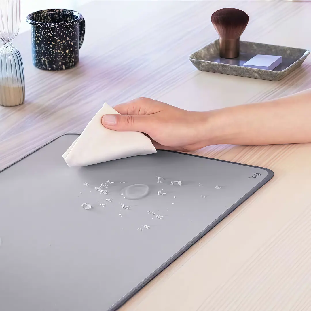 Mouse Pad de Escritorio Logitech Desk Mat Studio Series 70x30cm Resistente a Salpicaduras (Gris Claro) - Imagen 4